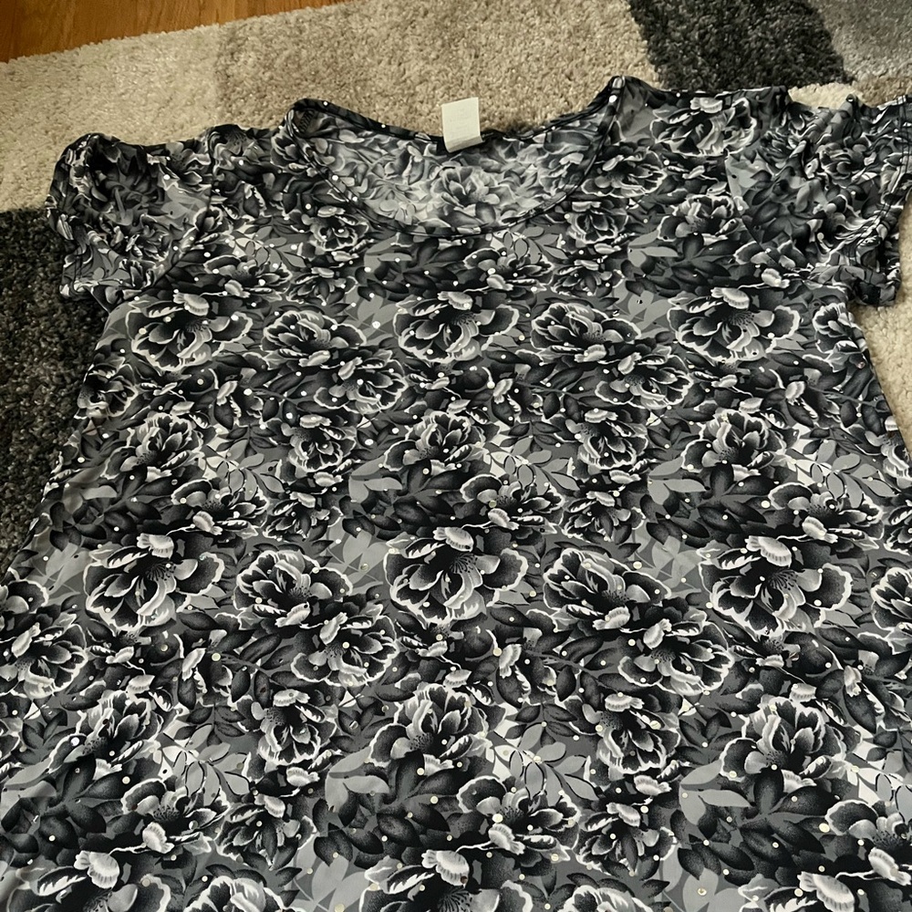 Women’s silk shirt
Wore once